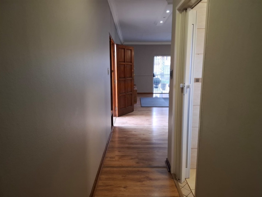 5 Bedroom Property for Sale in Langenhovenpark Free State